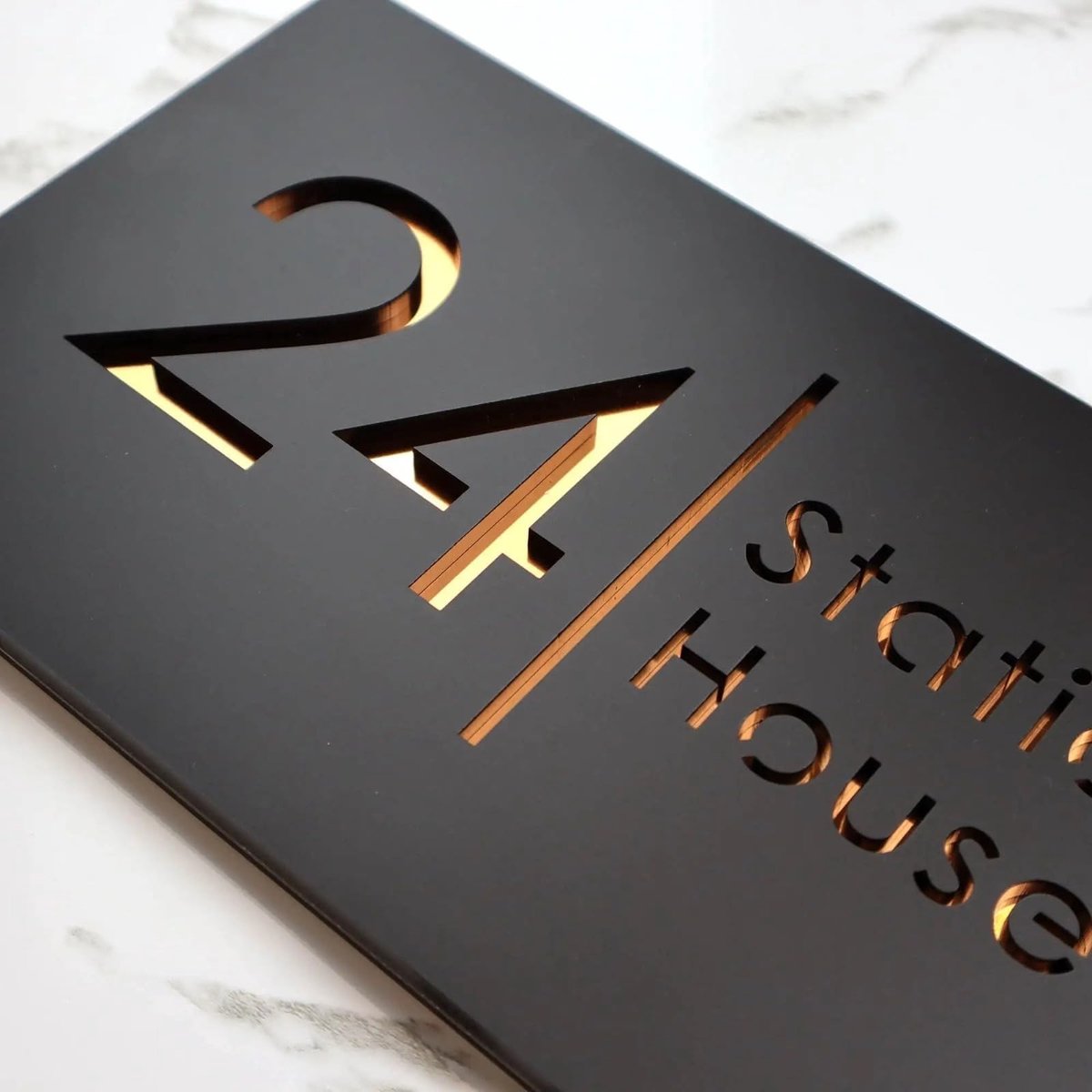 Elzusha - Modern 3D Acryl Huisnummerbord met Straatnaam - Zwart en Goud