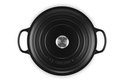 Bovenaanzicht van een zwarte Le Creuset braadpan met deksel, handvatten en Le Creuset logo.