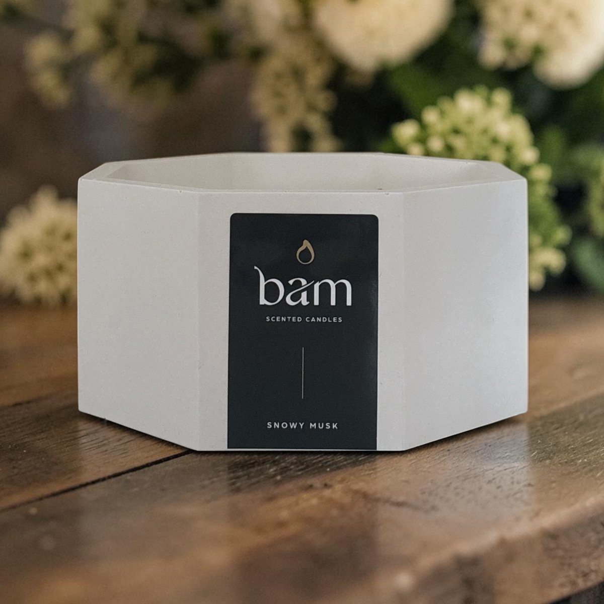 Bam Handgemaakte Snowy Musk geurkaars van 545 g in een uniek wit 8-hoekig potje. Brandt ca. 75 uur.