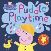 Peppa Pig: Puddle Playtime. Peppa met gele regenjas en gele hoed, naast een badeend. Met waterdruppels en de tekst 'Puddle Playtime'.