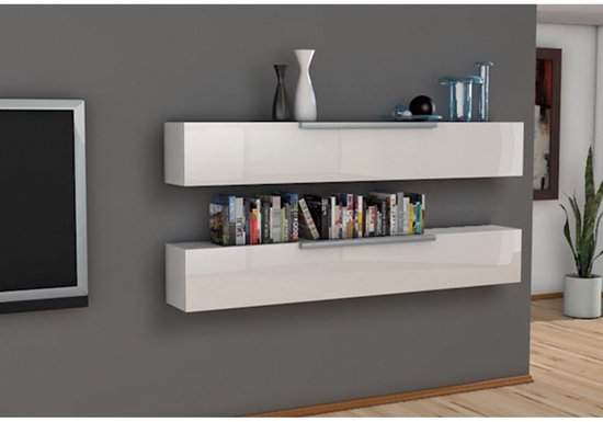 Twee zwevende witte kasten met boeken en decoraties.