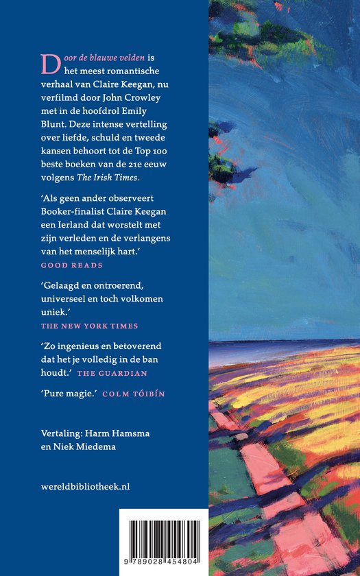 Achterkant van het boek "Door de blauwe velden" met tekst en een afbeelding van een landschap.