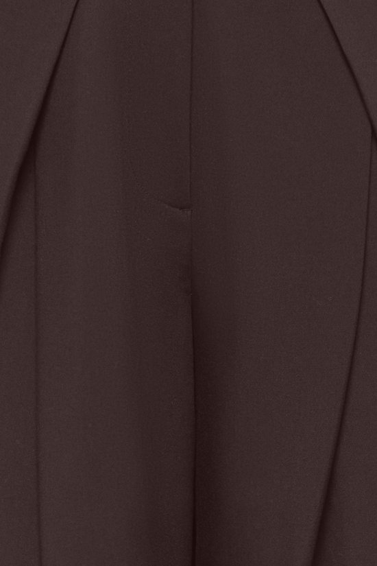 Bruine broek met plooien aan de voorkant.