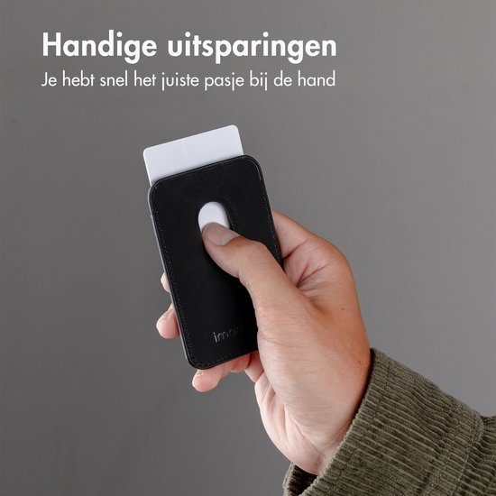 Hand met zwarte imoshion MagSafe portemonnee en een pasje, met tekst 'Handige uitsparingen'.