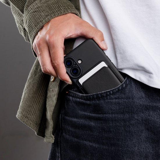 Zwarte imoshion MagSafe portemonnee met pasjes, in een spijkerbroekzak.