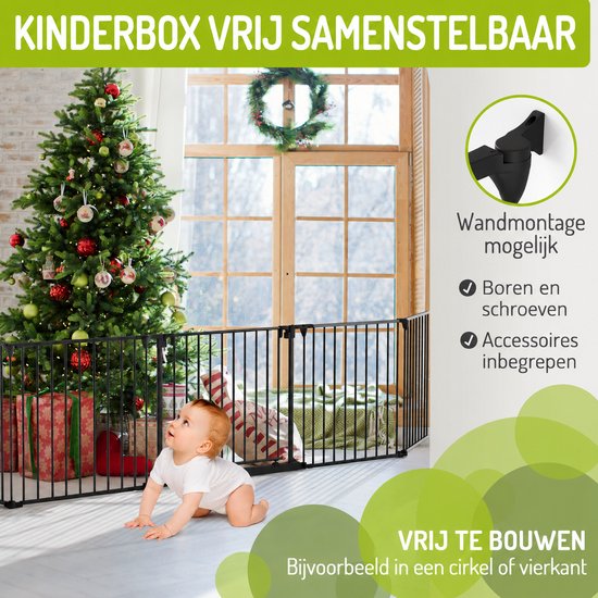 Baby kruipt voor een kerstboom en een hekwerk, die een speelruimte creëren. Tekst: 'KINDERBOX VRIJ SAMENSTELBAAR'.
