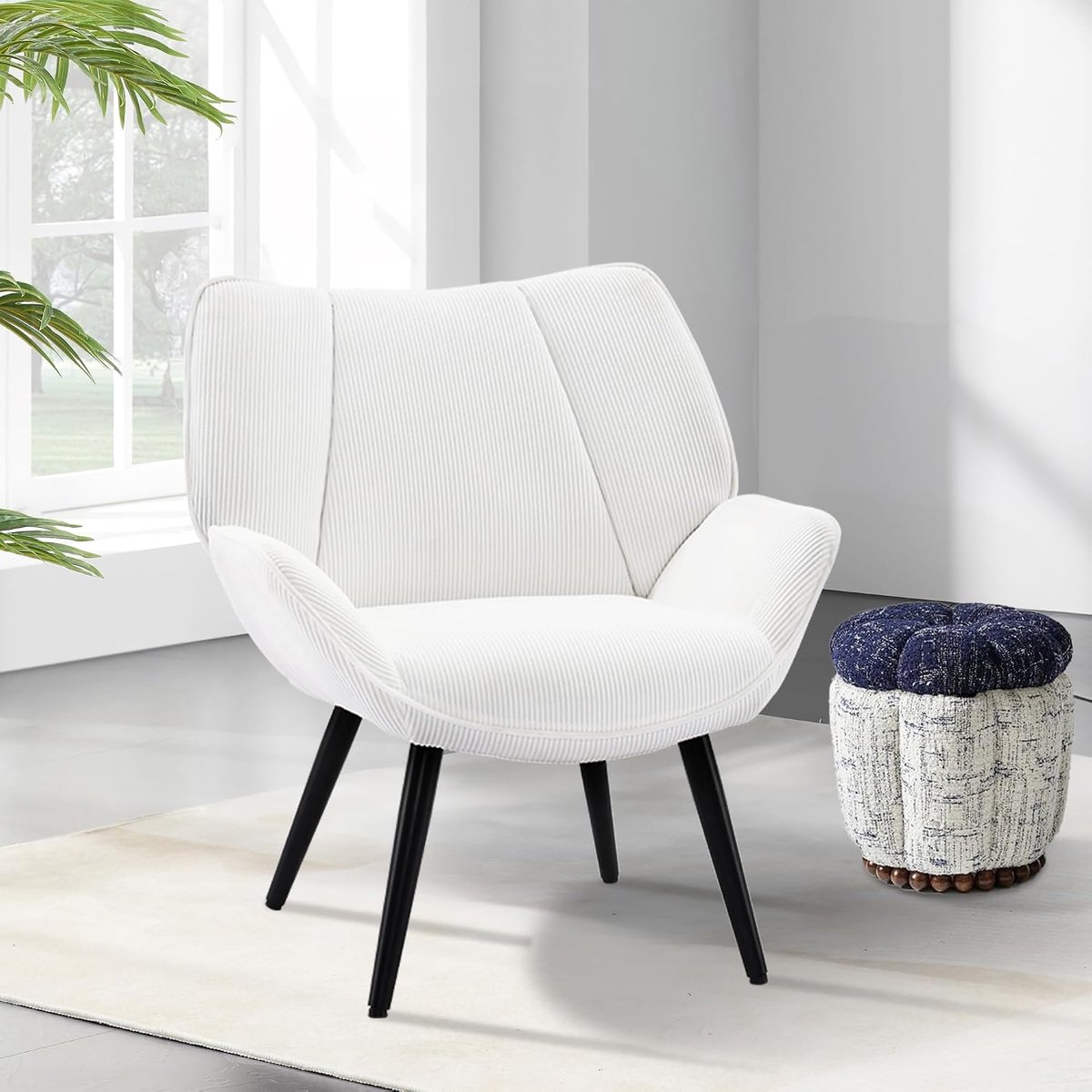 Moderne accentstoel - Gestoffeerde fauteuil - Brede, uitlopende armleuningen - Stevige metalen poten - Brede, comfortabele zitting - Wit