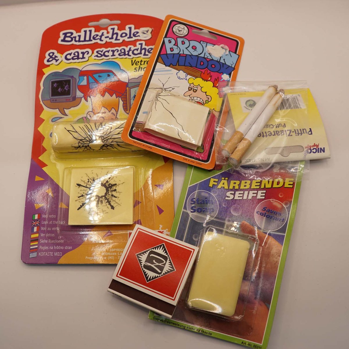 Foppakket gebroken glas, fop sigaretten en lucifers, zeep - grappige fopartikelen - nep sigaretten - fop zeep - stickers voor gebroken raam, beeldscherm - leuke artikelen om een grapje met een collega of vriend(in) uit te halen