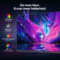 Monitor toont levendige, abstracte kleuren en spatten, met 99% sRGB, 400 cd/m² helderheid en 1.07 miljard kleuren.