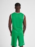 Achterkant van een groene mouwloze sporttop met witte bies, witte chevrons op de zijkant en het hummel-logo op de borst.