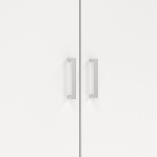 Detail van de twee zilverkleurige handgrepen op de witte deuren van een kledingkast.