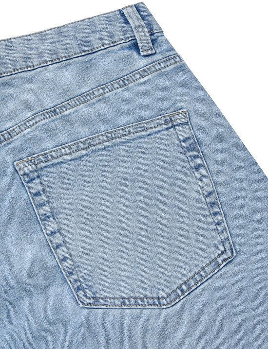 Achterkant van een lichtblauwe denim jeans met opgestikte achterzakken.