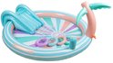 Opblaasbaar zwembad met palmboom en glijbaan, pastelkleuren, cirkelvormig, met ringen en waterspuit.
