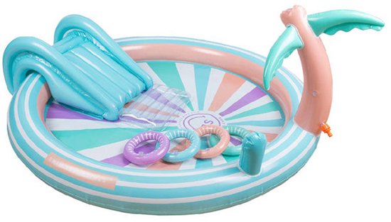 Opblaasbaar zwembad met palmboom en glijbaan, pastelkleuren, cirkelvormig, met ringen en waterspuit.
