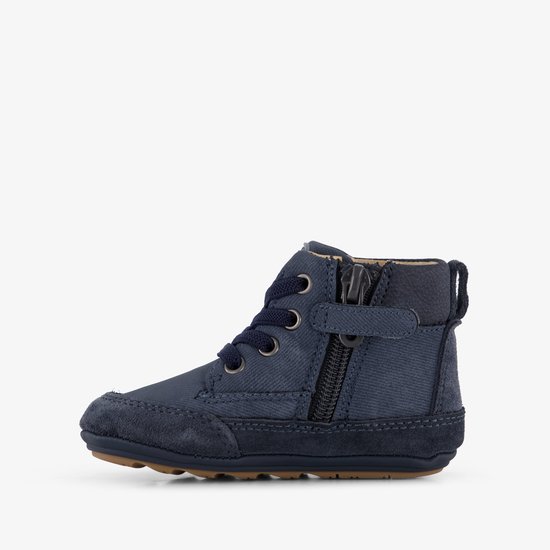 Donkerblauwe babyschoen met rits en veters, suède neus en hak.