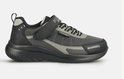 Zwarte sneaker met klittenbandsluiting, grijze en witte accenten. 'Waterproof' logo op de zijkant.