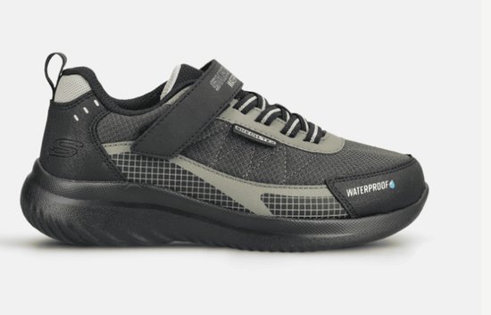 Zwarte sneaker met klittenbandsluiting, grijze en witte accenten. 'Waterproof' logo op de zijkant.