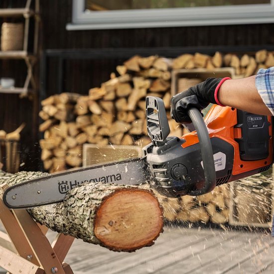 Husqvarna 230i accu-kettingzaag - krachtig, weerbestendig, eenvoudig te starten en emissievrij voor brandhout- en snoeiwerkzaamheden rondom het huis (zonder accu en oplader). — afbeelding 2