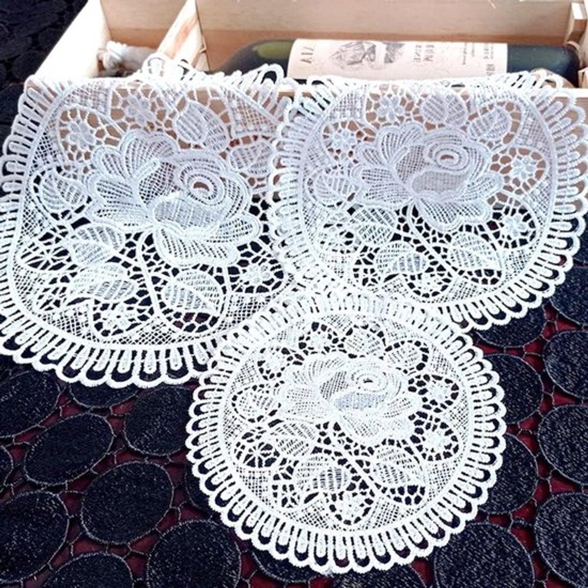 Tafelset - Onderzetters - gehaakt - roze - decoratie - huishoudelijk - ronde vorm - keuken - eetkamer - 4 stuks kanten tafelkleden - placemat - bruiloft - bloemenvorm - mat - banket