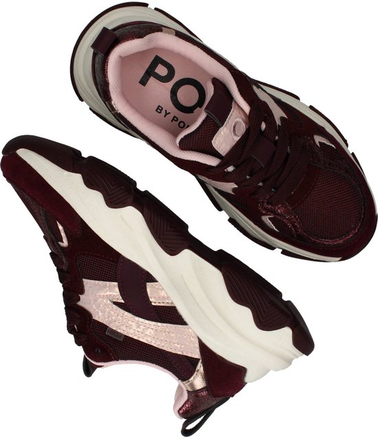 Bovenaanzicht van bordeauxrode sneakers met POSH BY POELMAN tekst op de lichtroze binnenzool.