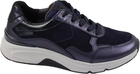 Donkerblauwe Gabor Rollingsoft sneaker met een mix van glanzende en suède texturen en een dikke grijze zool.