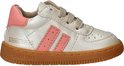 Licht gouden leren sneaker met roze accenten, bruine zool en veter sluiting.