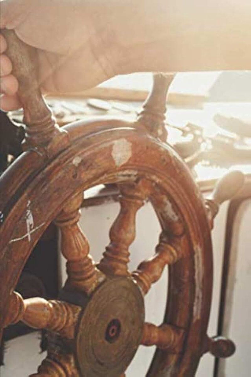 Logbuch: Seetagebuch für Bootsfahrten mit dem Segelboot oder Segelyacht  Vorlage für Streckenaufzeichnungen, Windrichtung, Geschwindigkeit, ...  handliches 6x9 Format  Motiv: Steuerrad