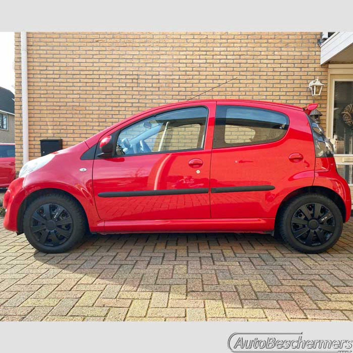 Stootlijsten set zwart voor Citroen C1 5-deurs 06.2005-03.2014. De stootstrips zijn zelfklevend. Set a 4 stuks (#0002)