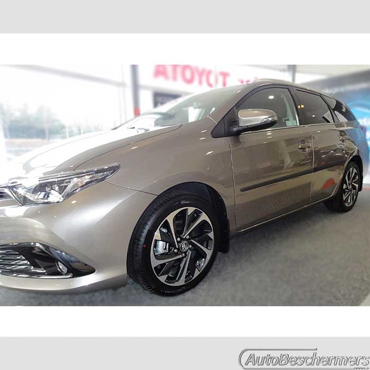 Stootlijsten set zwart voor Toyota Auris Touring Sports 09.2015-03.2019. De stootstrips zijn zelfklevend. Set a 4 stuks (#1620)