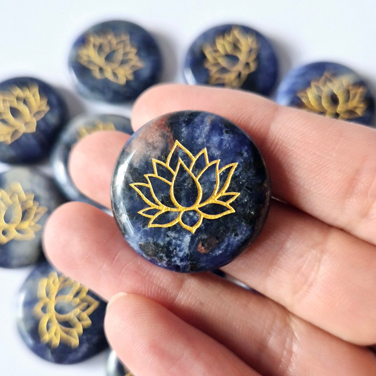 Edelsteen Sodaliet schijf 2,5cm met Lotus symbool – Zaksteen worry stone