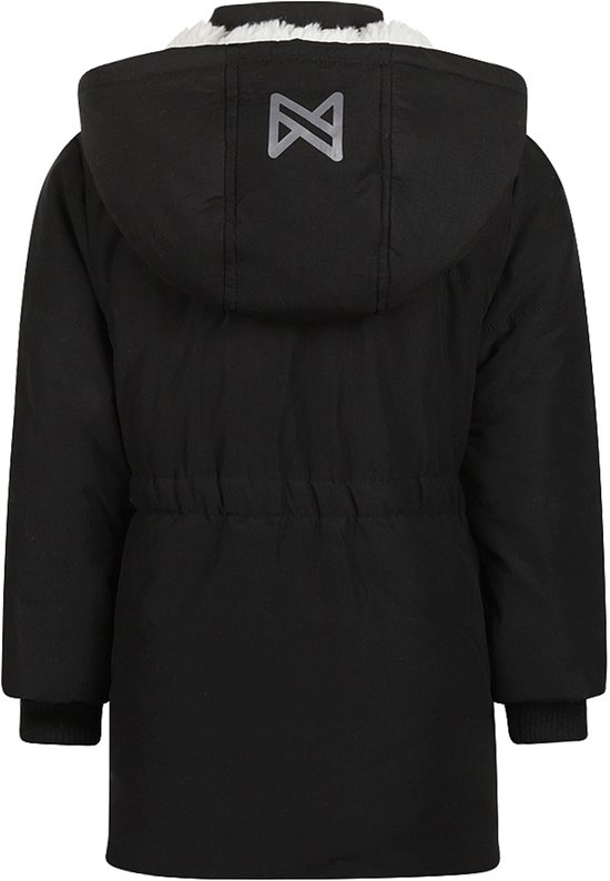 Achterkant van zwarte Koko Noko winterjas met reflecterend logo op de capuchon.