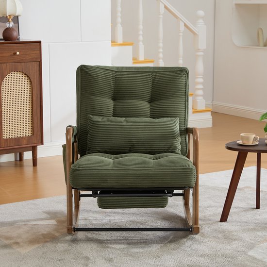 Fauteuil vert en velours côtelé, cadre en bois, coussin lombaire et repose-pieds extensible. Vue de face.