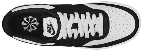 Zicht op de bovenkant van een zwarte en witte Nike Court Vision Low sneaker met witte veters.