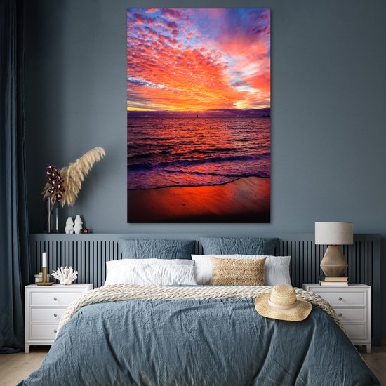 Le coucher de soleil colore le ciel rouge le long de la plage Poster 120x180 cm - Tirage photo sur Poster (décoration murale salon / chambre) / Poster Mers et lacs XXL / Groot format! / Mer et plage