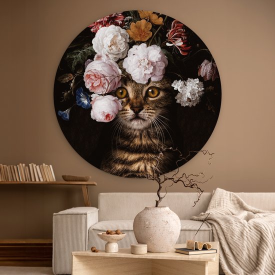 Ronde muurcirkel met kat met bloemenkrans, in een woonkamer met bank.