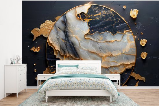 Behang met abstract goud en marmerpatroon op zwarte achtergrond, boven een wit bed.