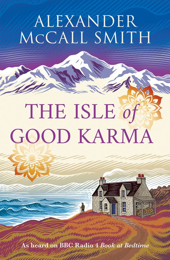 Boek 'The Isle of Good Karma' door Alexander McCall Smith. Een huis aan zee met op de achtergrond besneeuwde bergen en een woeste zee.