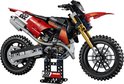 LEGO Technic Ducati motorfiets, rood en zwart, met gouden voorvork en off-road banden.