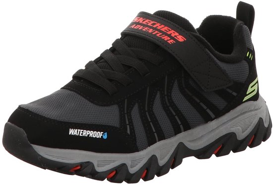 Zwarte Skechers outdoorschoen met grijze strepen, klittenbandsluiting en rode accenten op de zool. "WATERPROOF" opdruk.