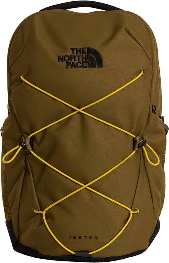 Groene The North Face Jester rugzak met gele koordjes, zwarte zijkant en 'JESTER' opdruk.