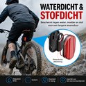 Fietsende man in de modder, met een rode, waterdichte en stofdichte reflector op de fiets.