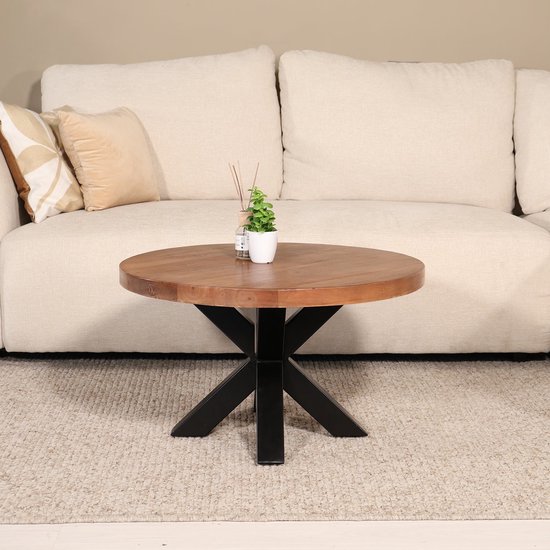 Ronde salontafel met een walnootkleurig mangohouten tafelblad en een zwart metalen kruisvormig onderstel.