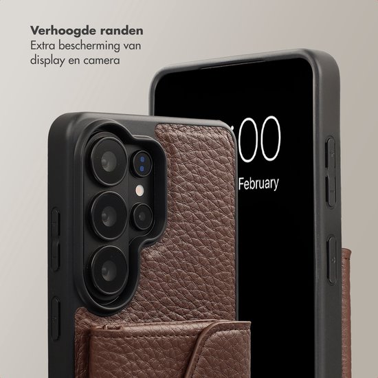 Close-up van bruine telefoonhoes met verhoogde randen voor display- en camerabescherming.