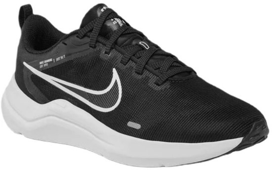 Zwarte Nike DOWNSHIFTER 12 damessneaker met witte zool, veters en witte swoosh.