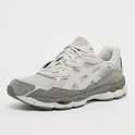 Grijze ASICS Gel-NYC sneaker met oranje accenten en mesh details.