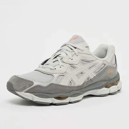 Grijze ASICS Gel-NYC sneaker met oranje accenten en mesh details.