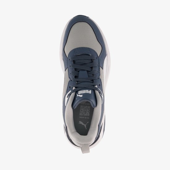 Bovenkant van een Puma sneaker met witte en grijze stof, en blauwe veters.