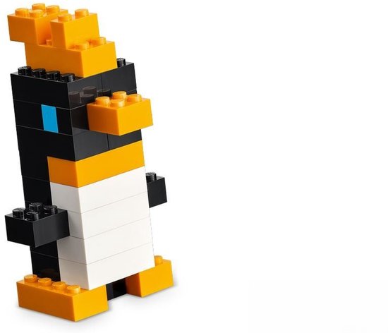 Een van LEGO stenen gebouwde pinguïn met een oranje snavel, zwarte en witte romp en oranje voeten.