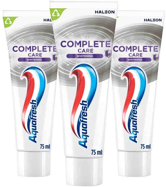 Drie tubes Aquafresh Complete Care Whitening tandpasta van 75 ml, met rode, witte en blauwe strepen op de voorkant.