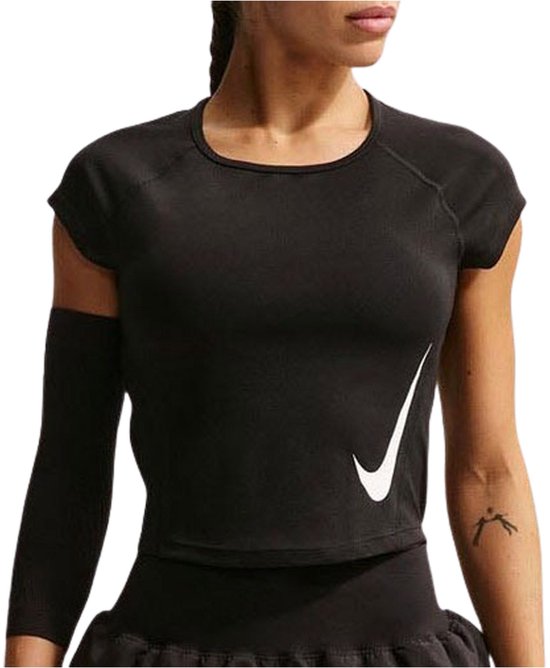 Zwart Nike sportshirt met korte mouwen en grote witte Swoosh op de borst. Met mouwarm.